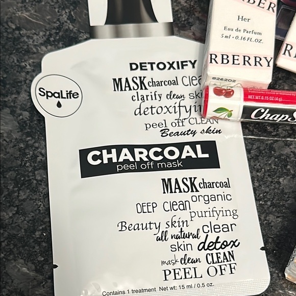 Burberry Her Beauty Bundle Burberry Her x2 5ml travel & Ipsy Bag & Charcoal Peel - Picture 8 of 12